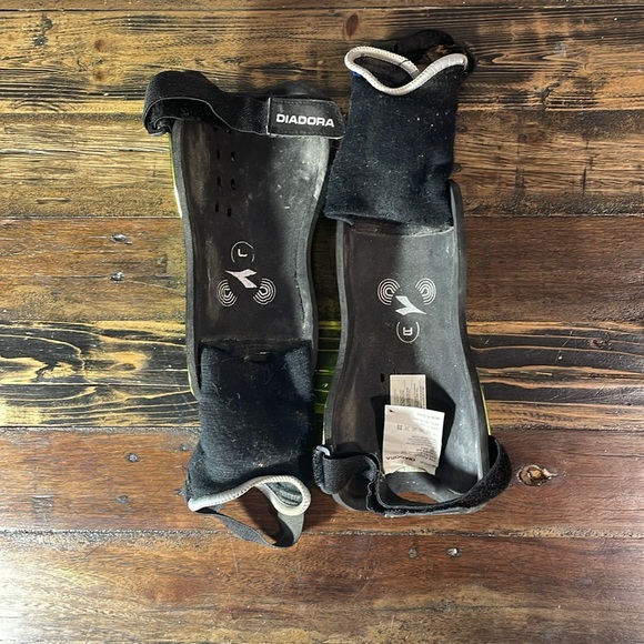 Diadora soccer shin pads size 9” - Picture 3 of 17